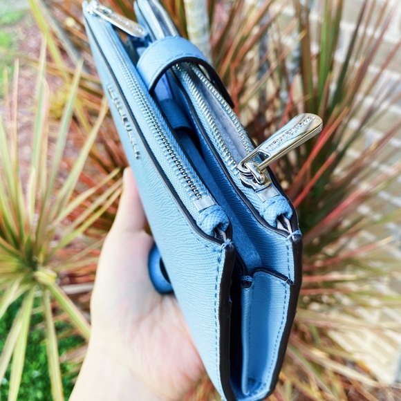 Gaby’sBags💕Michael kors large phone wristlet blue - Picture 3 of 5